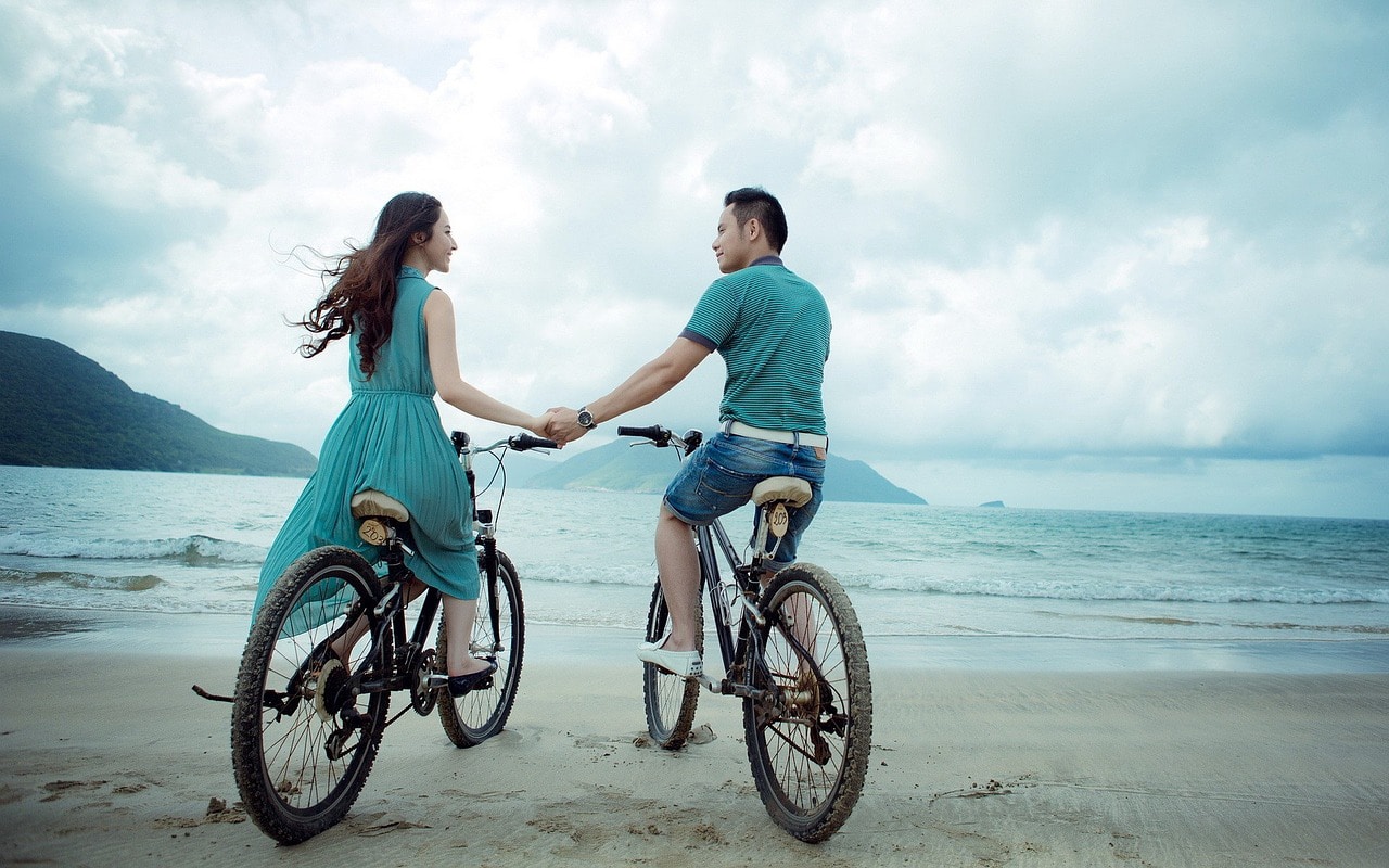 Zu zweit am Strand Radfahren