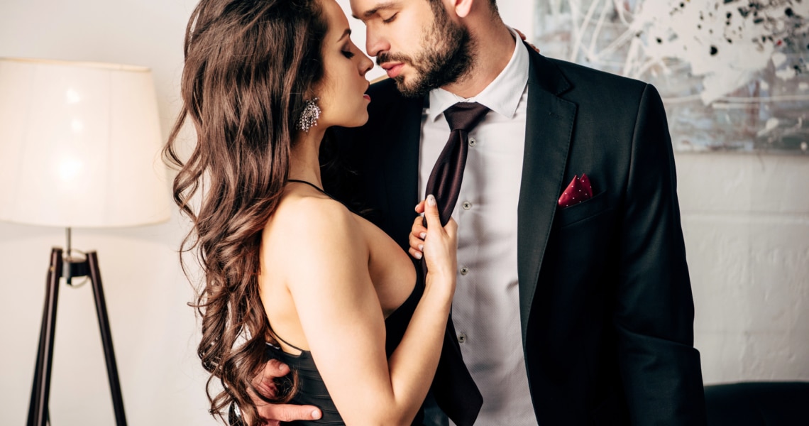 Eine Sugarbabe umarmt zärtlich Ihren Sugardaddy